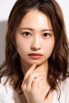 news_ami-hatakeyama_235-352.jpg